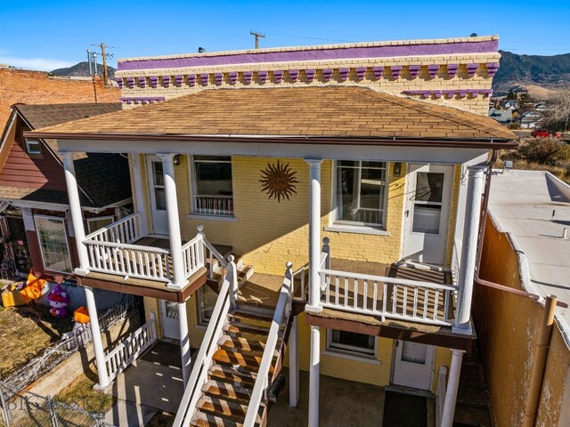 view of front of house featuring a mountain view