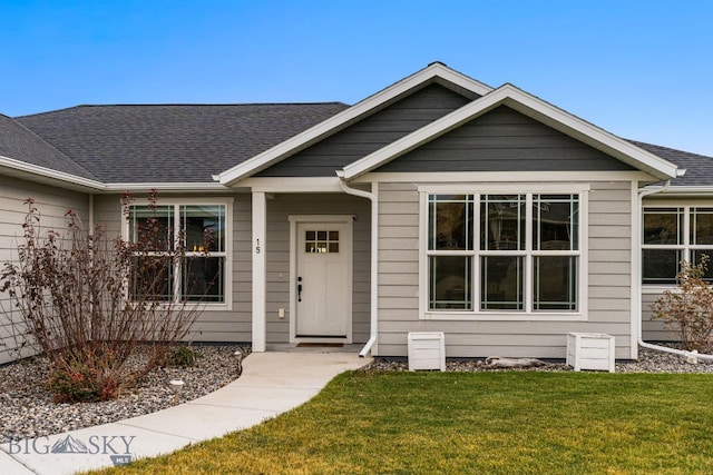 view of front of house featuring a front lawn