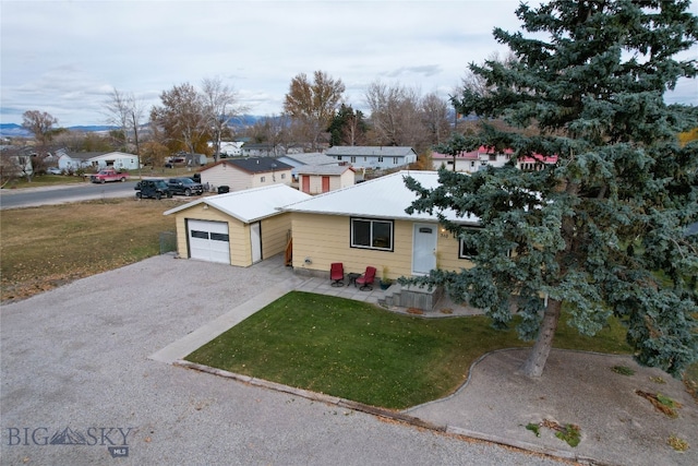 view of front of property with a front yard