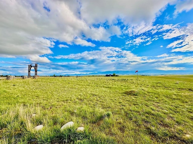 view of yard featuring a rural view