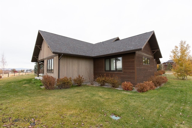 view of front of home featuring a front lawn