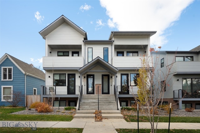 view of front of home featuring a balcony