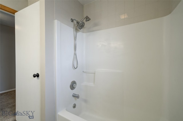 bathroom with tiled shower / bath combo