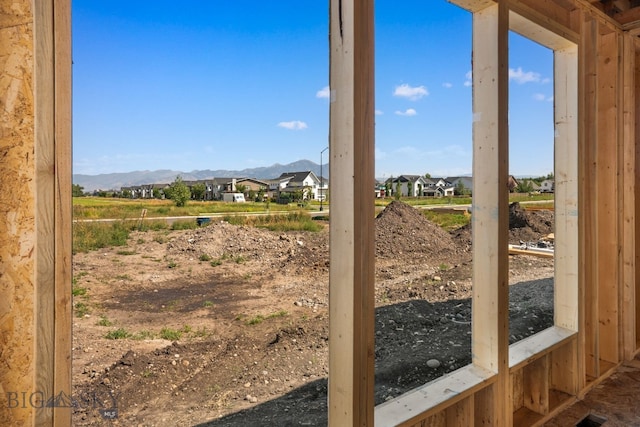 view of yard featuring a mountain view