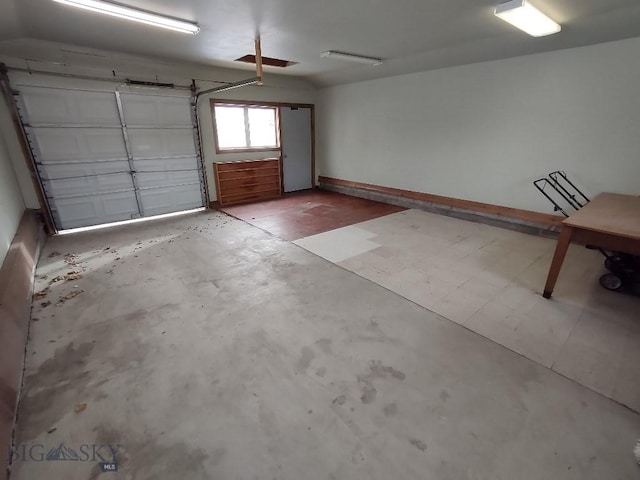 garage with ceiling fan