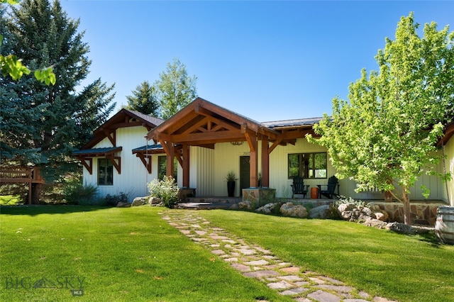 view of front of property featuring a front yard