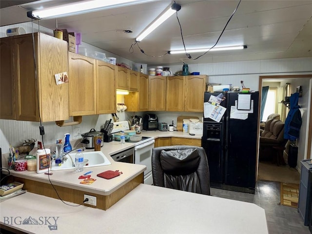 kitchen with electric range, kitchen peninsula, sink, and black refrigerator with ice dispenser