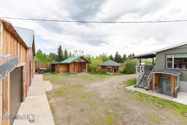 view of yard featuring an outbuilding