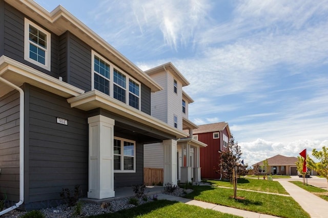 view of front facade featuring a front yard