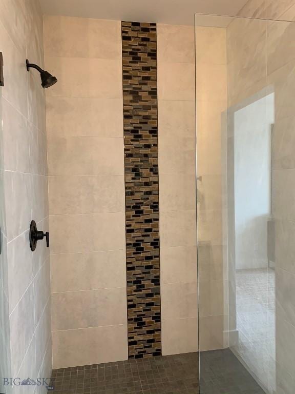 bathroom featuring tiled shower