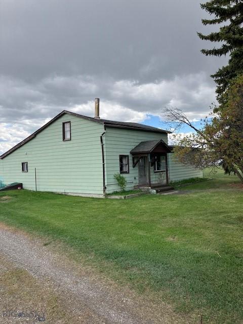 view of front of property with a front yard