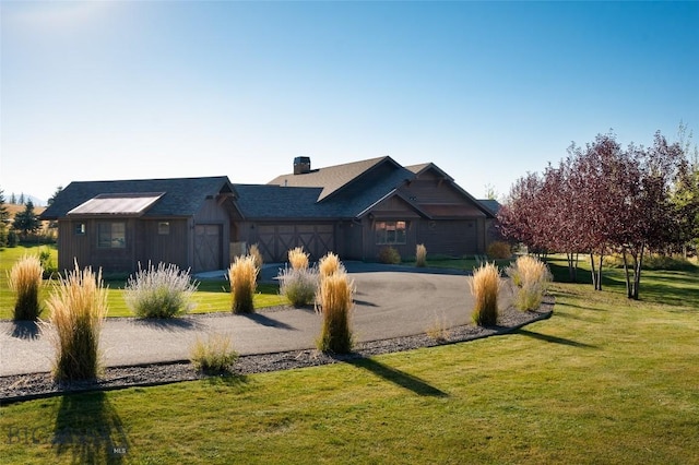 view of property's community featuring a yard