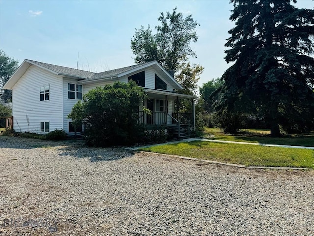 view of front of property featuring a porch and a front yard