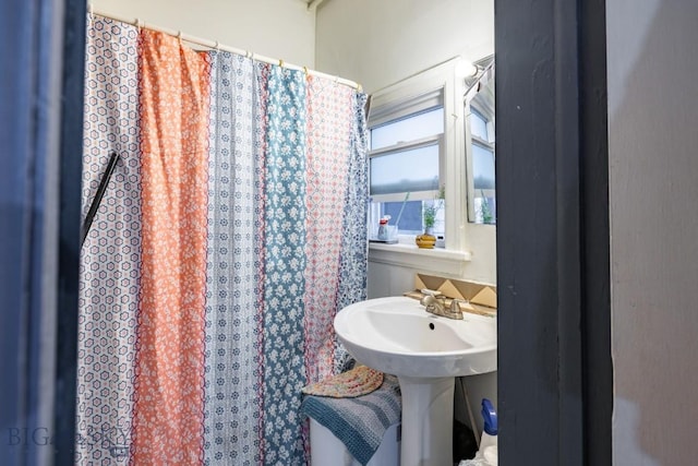 bathroom featuring sink