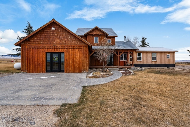 view of front of house featuring a front lawn