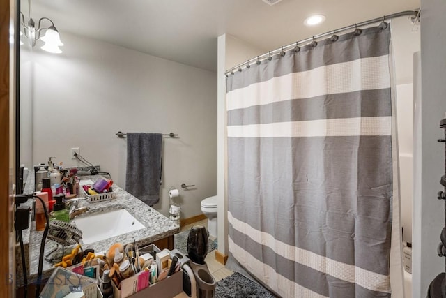 bathroom with toilet, vanity, an inviting chandelier, and curtained shower