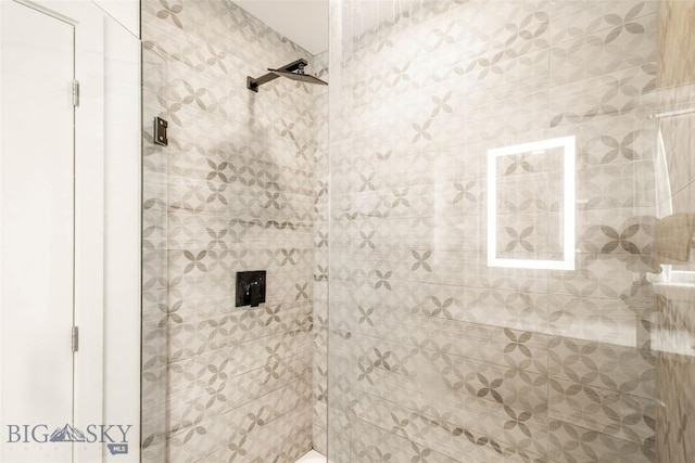 bathroom featuring tiled shower