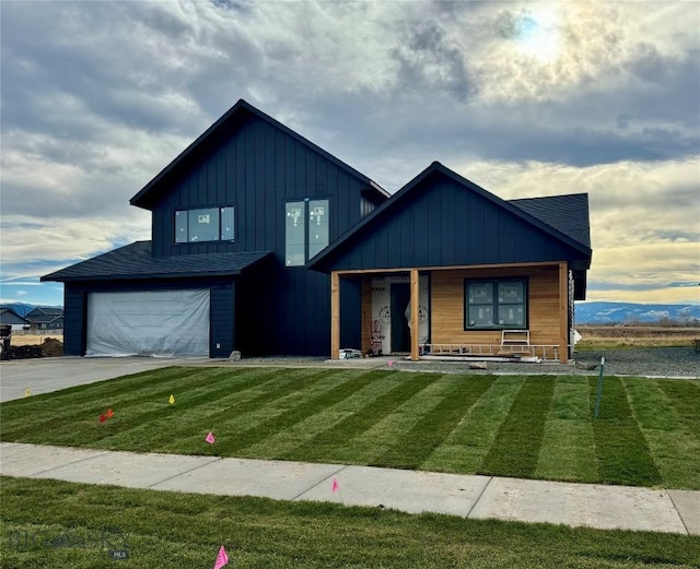 view of front facade featuring a front lawn