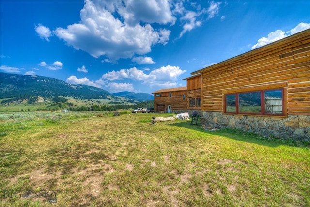 view of yard featuring a mountain view