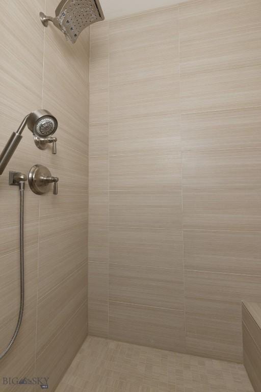 bathroom featuring a tile shower