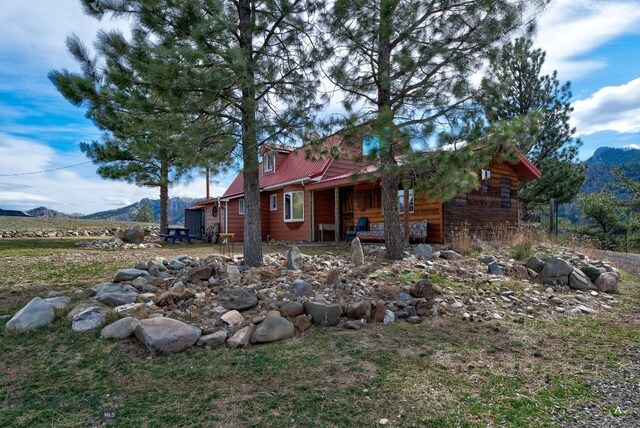 view of yard with a mountain view