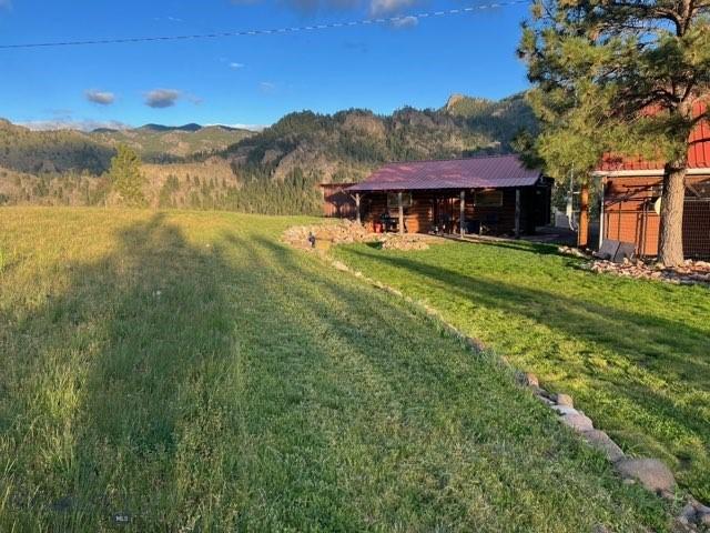 view of yard with a mountain view