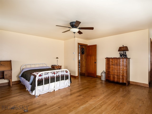 bedroom featuring light wood-style floors, ceiling fan, and baseboards