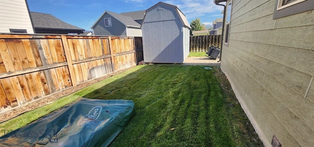 view of yard featuring a storage unit