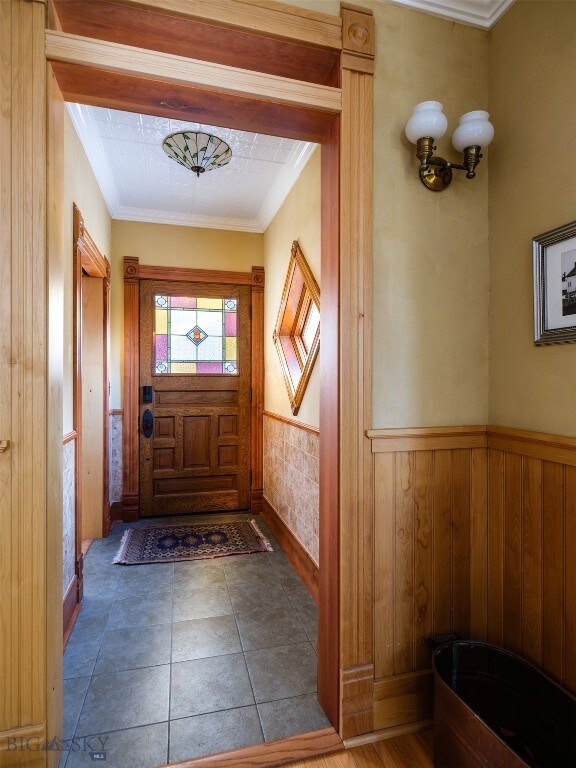 doorway with crown molding