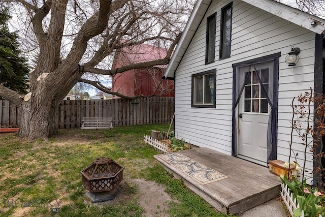 view of yard featuring a fire pit