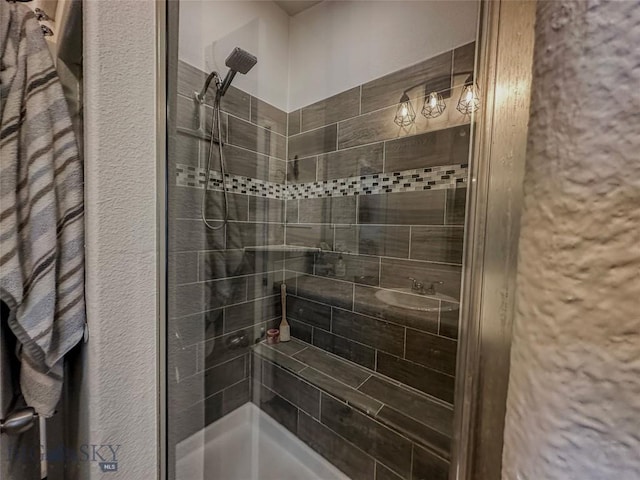 bathroom featuring a tile shower