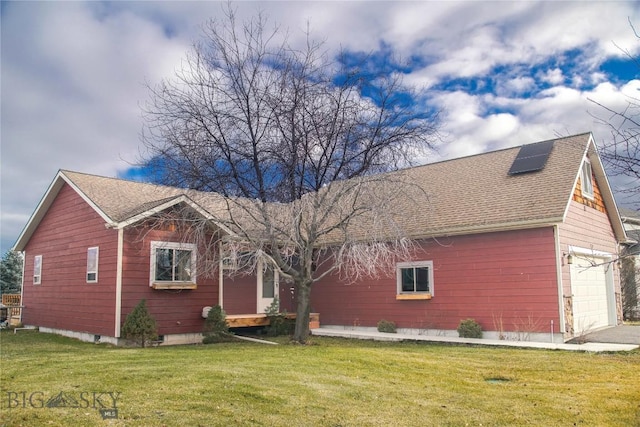 view of front of property featuring a front yard and a garage