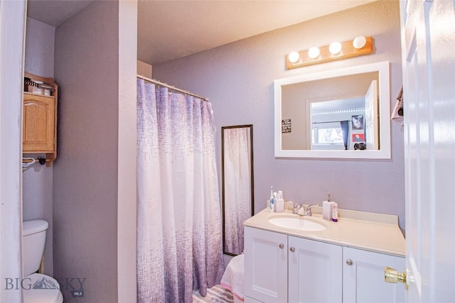 bathroom with a shower with curtain, vanity, and toilet