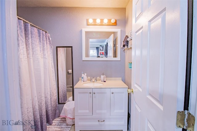 bathroom with a shower with curtain and vanity