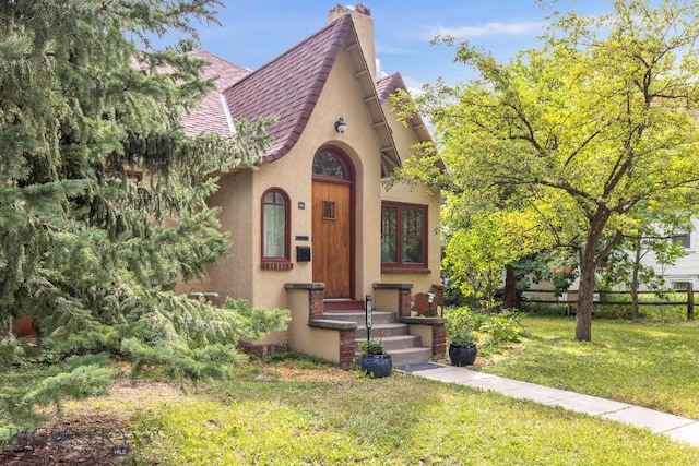 view of front facade featuring a front yard