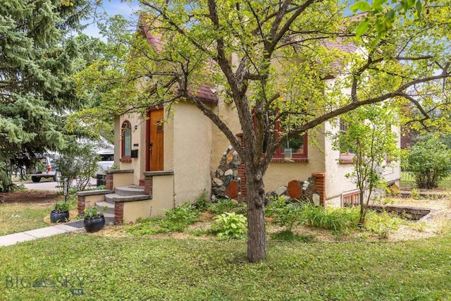 view of side of property featuring a lawn