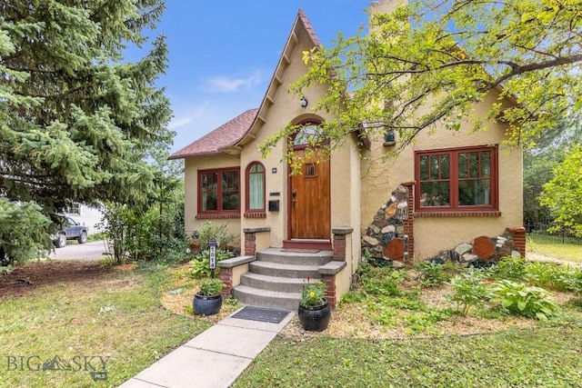 view of front of property with a front yard