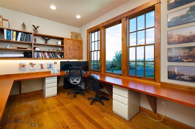 office area with baseboards, built in desk, light wood-style flooring, and recessed lighting