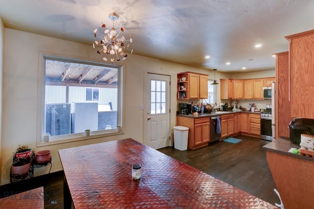 dining room featuring a notable chandelier, dark wood-type flooring, and sink