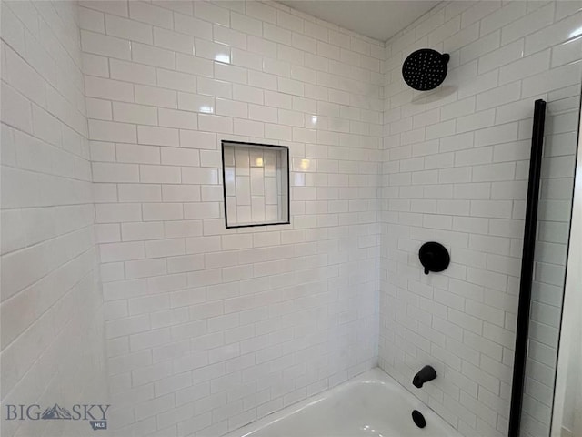 bathroom featuring tiled shower / bath