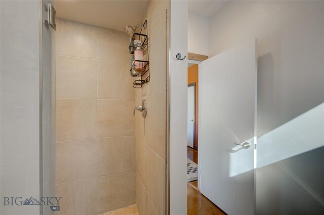 bathroom featuring tiled shower