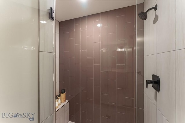 bathroom featuring tiled shower