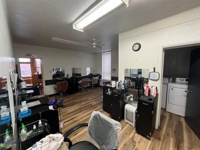 miscellaneous room featuring ceiling fan, independent washer and dryer, and hardwood / wood-style floors