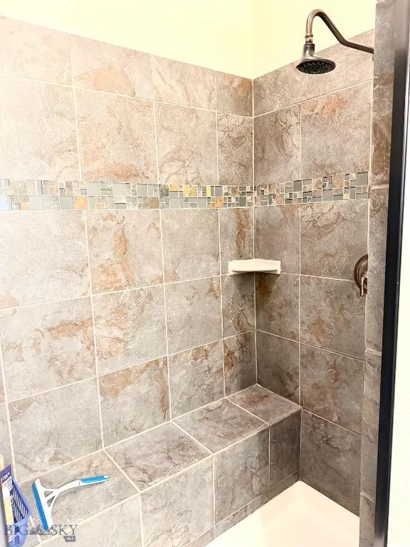 bathroom featuring tiled shower