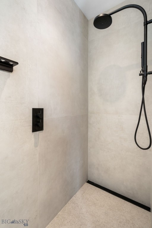 bathroom featuring a tile shower