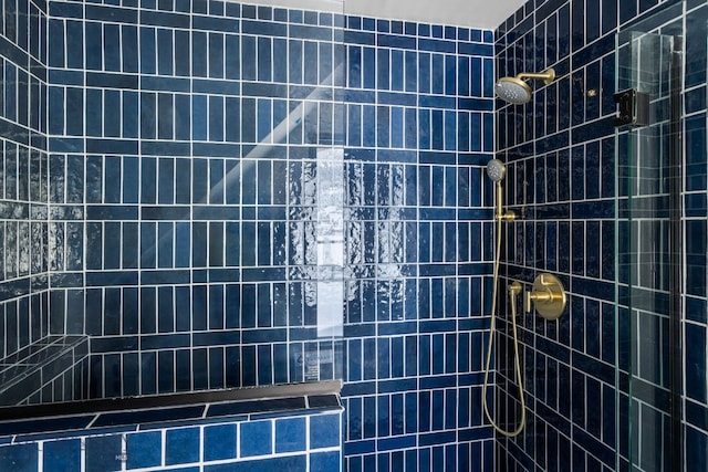 bathroom featuring a tile shower