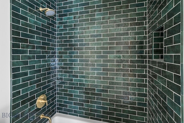 bathroom with tiled shower / bath combo