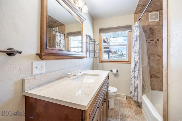 full bathroom featuring shower / bath combo with shower curtain, toilet, and vanity