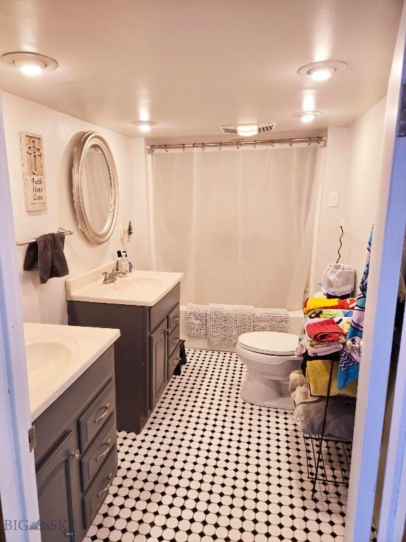 full bathroom featuring toilet, vanity, and shower / bath combo