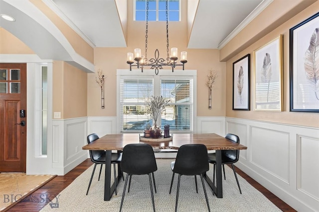 dining space with crown molding, a chandelier, and dark hardwood / wood-style floors